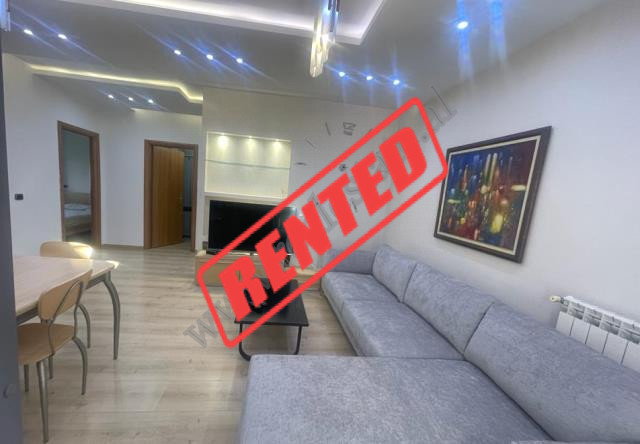 Apartament 2+1 me qera ne rrugen Sami Frasheri ne Tirane.
Eshte i pozicionuar ne katin e katert te 